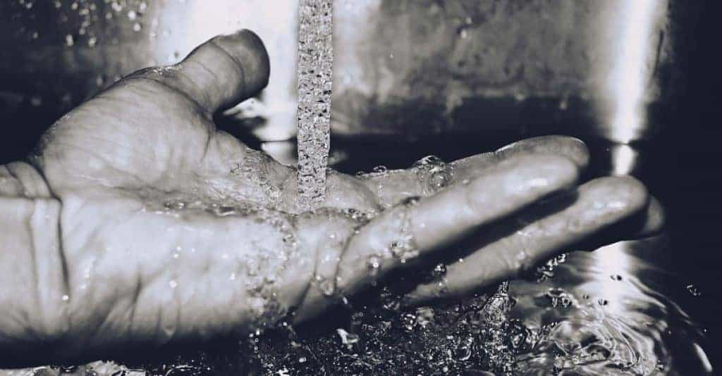 Black And White Close Up Hand 165985 1024x534 | Québec Preppers Filtration et purification de l'eau en situation d'urgence