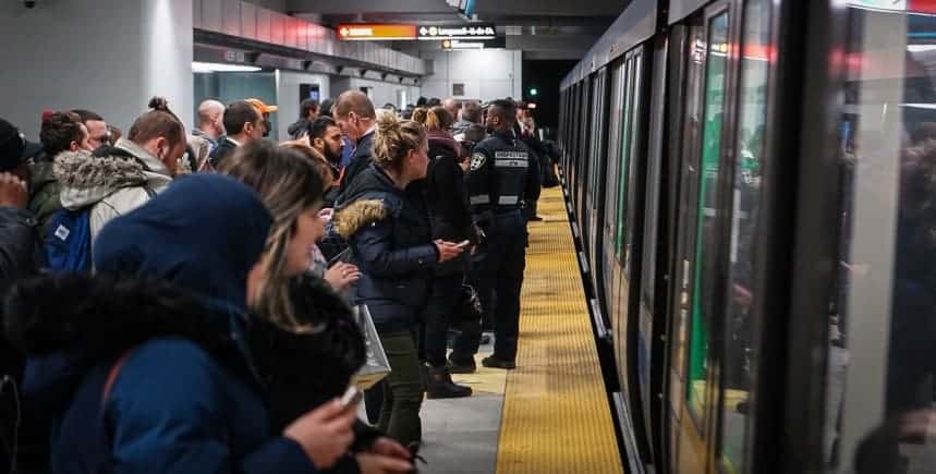 Foule dans le métro de Montréal à l'heure de pointe