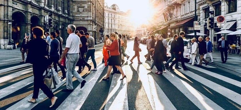 Tenue vestimentaire neutre et discrète