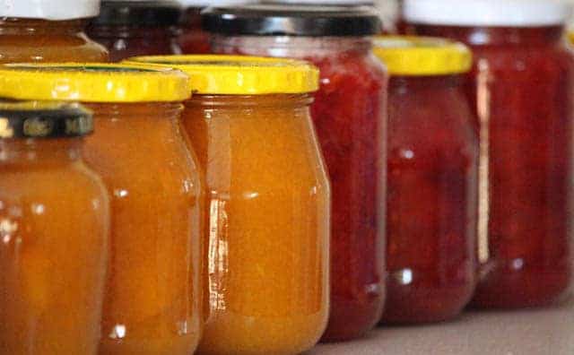 Bocaux de conserve illustrant les différentes méthodes de mise en conserve