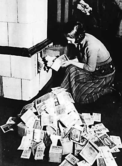 Weimar Republic | Québec Preppers Une femme allumant un feu avec des billets de banque pendant l'hyperinflation de la République de Weimar, 1922